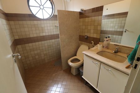 Casa para alugar com 560m², 7 quartos e 8 vagas Casa para alugar com 560m², 7 quartos e 8 vagasBanheiro da Suíte 4