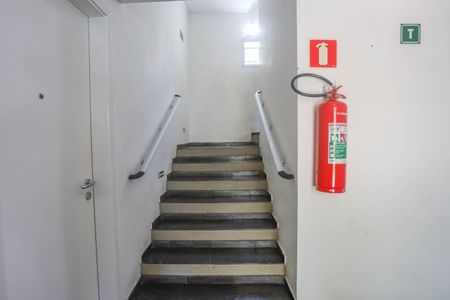 Apartamento para alugar com 49m², 2 quartos e 1 vagaEscada do prédio 
