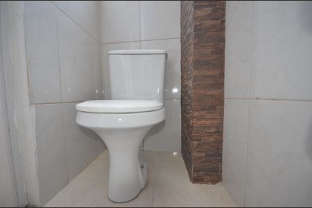 Banheiro de kitnet/studio para alugar com 1 quarto, 20m² em Irajá, Rio de Janeiro