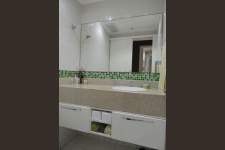 Casa de condomínio à venda com 200m², 3 quartos e 4 vagasLavabo