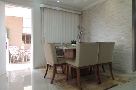 Casa de condomínio à venda com 200m², 3 quartos e 4 vagasSala