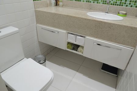 Casa de condomínio à venda com 200m², 3 quartos e 4 vagasLavabo