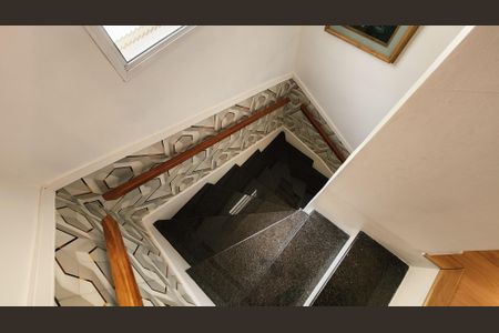 Casa de condomínio à venda com 176m², 4 quartos e 4 vagas Casa de condomínio à venda com 176m², 4 quartos e 4 vagasEscada