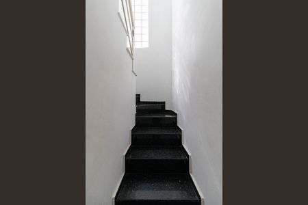 Casa à venda com 100m², 3 quartos e 2 vagas Casa à venda com 100m², 3 quartos e 2 vagasEscada