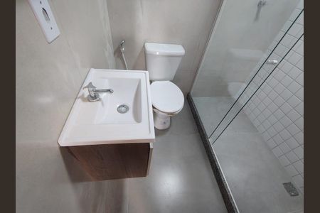 Banheiro de casa de condomínio para alugar com 1 quarto, 45m² em Taquara, Rio de Janeiro