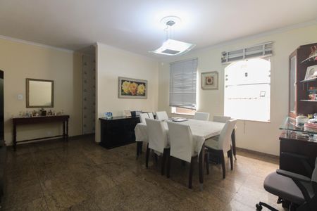 Casa à venda com 1125m², 5 quartos e 8 vagasSala