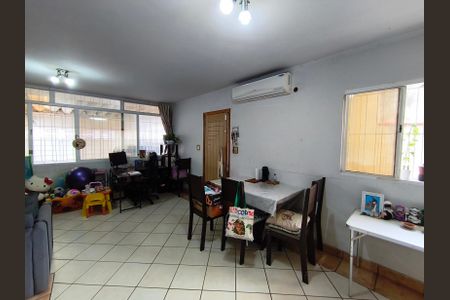 Casa à venda com 160m², 3 quartos e 2 vagas Casa à venda com 160m², 3 quartos e 2 vagasSala