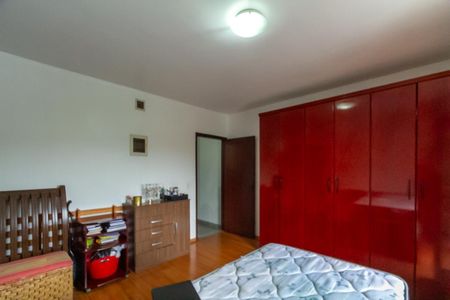 Casa à venda com 253m², 3 quartos e 3 vagasSuíte