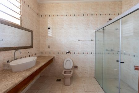 Casa à venda com 254m², 4 quartos e 6 vagas Casa à venda com 254m², 4 quartos e 6 vagasBanheiro da Suíte