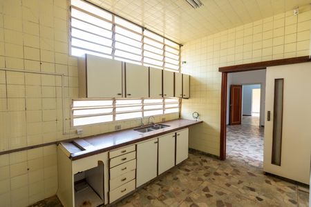 Casa à venda com 254m², 4 quartos e 6 vagas Casa à venda com 254m², 4 quartos e 6 vagasCozinha