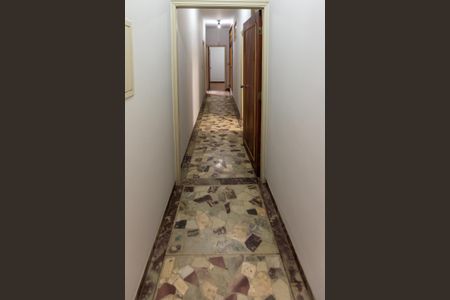 Casa à venda com 254m², 4 quartos e 6 vagas Casa à venda com 254m², 4 quartos e 6 vagasCorreddor de acesso