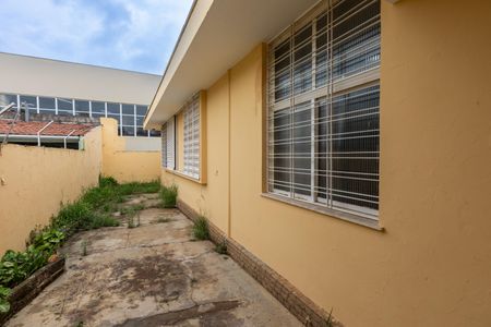 Casa à venda com 254m², 4 quartos e 6 vagas Casa à venda com 254m², 4 quartos e 6 vagasLateral da Casa