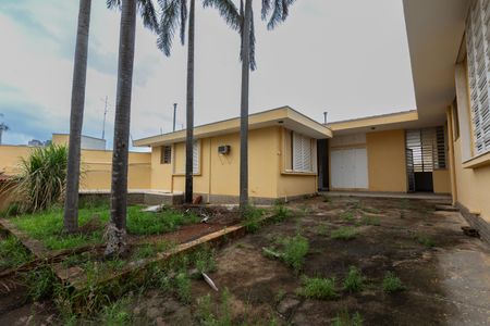 Casa à venda com 254m², 4 quartos e 6 vagas Casa à venda com 254m², 4 quartos e 6 vagasQuintal