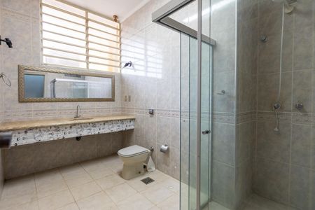 Casa à venda com 254m², 4 quartos e 6 vagas Casa à venda com 254m², 4 quartos e 6 vagasBanheiro social