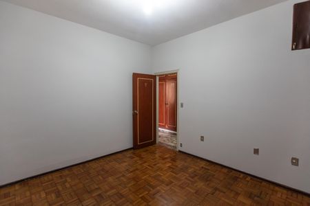 Casa à venda com 254m², 4 quartos e 6 vagas Casa à venda com 254m², 4 quartos e 6 vagasQuarto