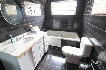 Casa à venda com 279m², 4 quartos e 3 vagasBanheiro da Suíte 1