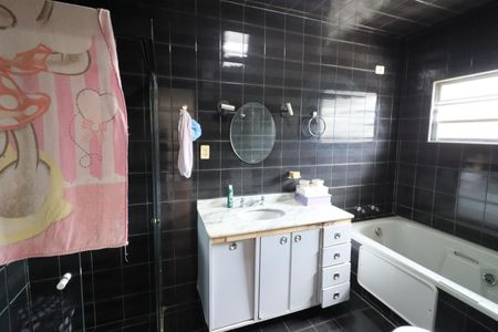 Casa à venda com 279m², 4 quartos e 3 vagasBanheiro da Suíte 1