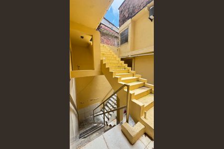 Casa para alugar com 38m², 1 quarto e sem vaga Casa para alugar com 38m², 1 quarto e sem vagaEscada