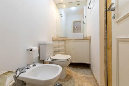 Apartamento à venda com 232m², 3 quartos e 3 vagas Apartamento à venda com 232m², 3 quartos e 3 vagasBanheiro 2 - Suíte