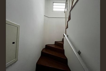 Casa para alugar com 220m², 3 quartos e 4 vagas Casa para alugar com 220m², 3 quartos e 4 vagasEscada