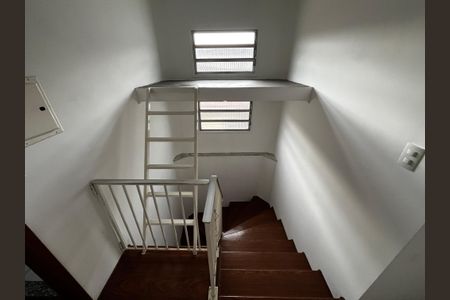 Casa para alugar com 220m², 3 quartos e 4 vagas Casa para alugar com 220m², 3 quartos e 4 vagasEscada