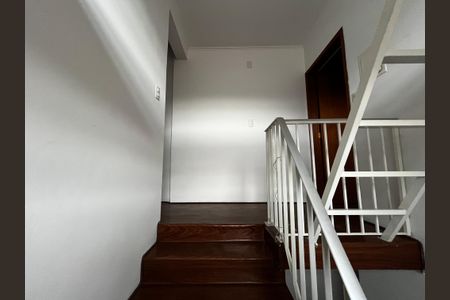 Casa para alugar com 220m², 3 quartos e 4 vagas Casa para alugar com 220m², 3 quartos e 4 vagasEscada