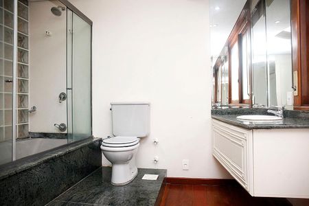 Apartamento para alugar com 300m², 4 quartos e 3 vagasBanheiro da Suíte