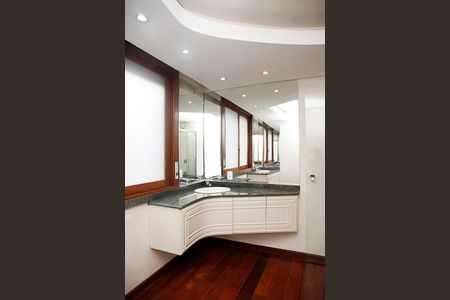 Apartamento para alugar com 300m², 4 quartos e 3 vagasBanheiro da Suíte