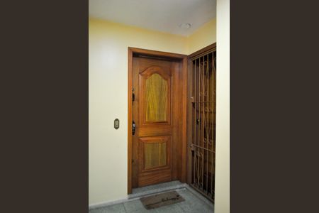 Apartamento à venda com 76m², 2 quartos e 1 vaga Apartamento à venda com 76m², 2 quartos e 1 vagaPorta do apartamento