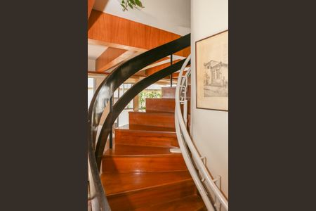 Apartamento à venda com 196m², 2 quartos e 3 vagas Apartamento à venda com 196m², 2 quartos e 3 vagasEscada