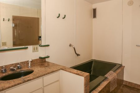 Apartamento à venda com 196m², 2 quartos e 3 vagas Apartamento à venda com 196m², 2 quartos e 3 vagasBanheiro da Suíte 1