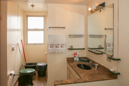 Apartamento à venda com 196m², 2 quartos e 3 vagas Apartamento à venda com 196m², 2 quartos e 3 vagasBanheiro da Suíte 1