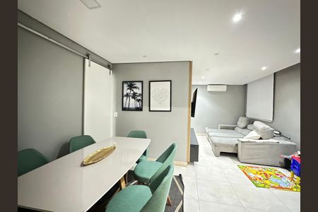 Sala de casa de condomínio à venda com 2 quartos, 140m² em Vila Jacuí, São Paulo