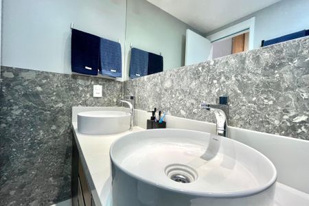 Apartamento à venda com 165m², 3 quartos e 2 vagas Apartamento à venda com 165m², 3 quartos e 2 vagasBanheiro da Suíte 1