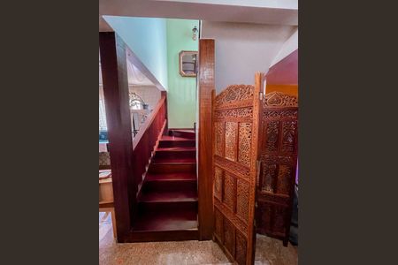 Casa para alugar com 150m², 4 quartos e 1 vagaEscada