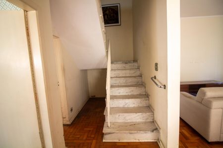 Casa à venda com 227m², 3 quartos e 3 vagas Casa à venda com 227m², 3 quartos e 3 vagasEscada