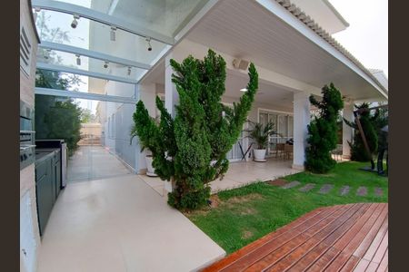 Casa de condomínio à venda com 600m², 4 quartos e 9 vagas Casa de condomínio à venda com 600m², 4 quartos e 9 vagasVaranda