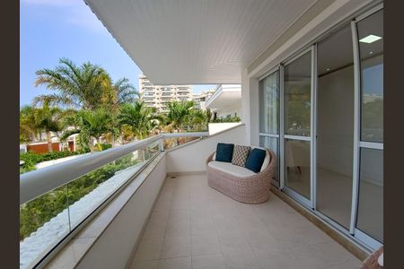 Casa de condomínio à venda com 600m², 4 quartos e 9 vagas Casa de condomínio à venda com 600m², 4 quartos e 9 vagasVaranda