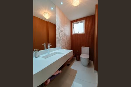 Casa de condomínio à venda com 600m², 4 quartos e 9 vagas Casa de condomínio à venda com 600m², 4 quartos e 9 vagasBanheiro