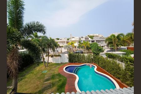 Casa de condomínio à venda com 600m², 4 quartos e 9 vagas Casa de condomínio à venda com 600m², 4 quartos e 9 vagasVista