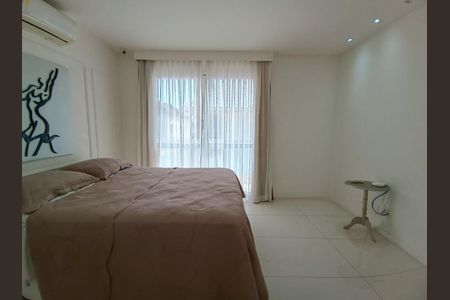 Casa de condomínio à venda com 600m², 4 quartos e 9 vagas Casa de condomínio à venda com 600m², 4 quartos e 9 vagasQuarto