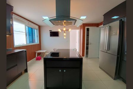 Casa de condomínio à venda com 600m², 4 quartos e 9 vagas Casa de condomínio à venda com 600m², 4 quartos e 9 vagasCozinha