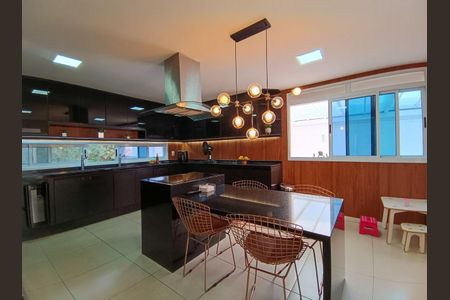 Casa de condomínio à venda com 600m², 4 quartos e 9 vagas Casa de condomínio à venda com 600m², 4 quartos e 9 vagasCozinha