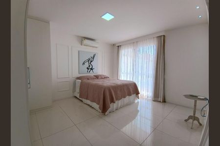 Casa de condomínio à venda com 600m², 4 quartos e 9 vagas Casa de condomínio à venda com 600m², 4 quartos e 9 vagasQuarto