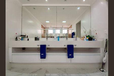 Casa de condomínio à venda com 600m², 4 quartos e 9 vagas Casa de condomínio à venda com 600m², 4 quartos e 9 vagasBanheiro