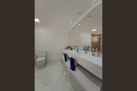 Casa de condomínio à venda com 600m², 4 quartos e 9 vagas Casa de condomínio à venda com 600m², 4 quartos e 9 vagasBanheiro