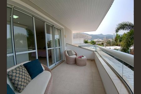 Casa de condomínio à venda com 600m², 4 quartos e 9 vagas Casa de condomínio à venda com 600m², 4 quartos e 9 vagasVaranda