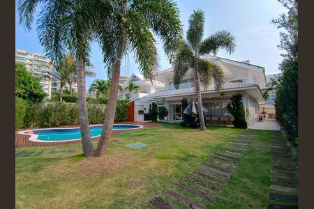 Casa de condomínio à venda com 600m², 4 quartos e 9 vagas Casa de condomínio à venda com 600m², 4 quartos e 9 vagasQuintal