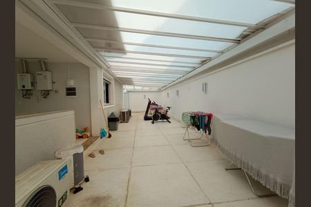 Casa de condomínio à venda com 600m², 4 quartos e 9 vagas Casa de condomínio à venda com 600m², 4 quartos e 9 vagasLavanderia