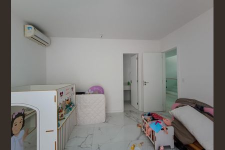 Casa de condomínio à venda com 600m², 4 quartos e 9 vagas Casa de condomínio à venda com 600m², 4 quartos e 9 vagasQuarto